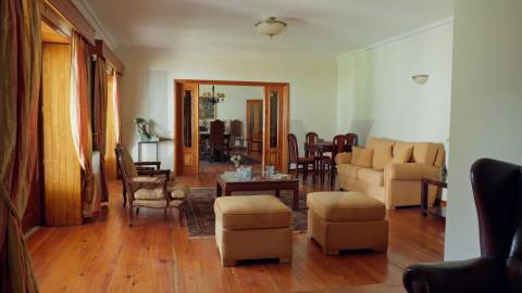 Moradia T5 em Vila das Aves com piscina exterior