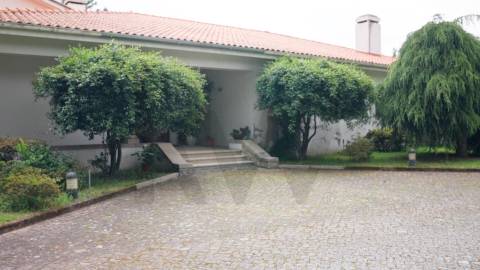 Moradia T5 em Vila das Aves com piscina exterior