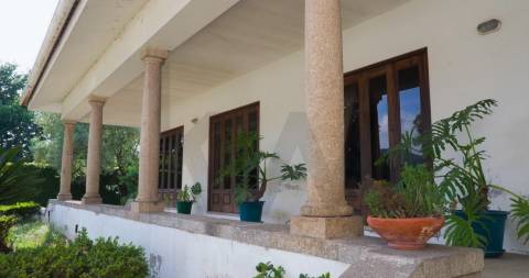 Moradia T5 em Vila das Aves com piscina exterior