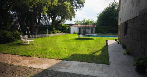 Moradia T5 em Vila das Aves com piscina exterior