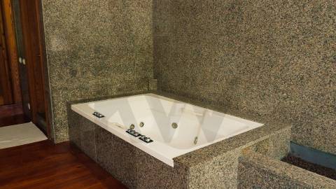 Moradia T5 em Vila das Aves com piscina exterior