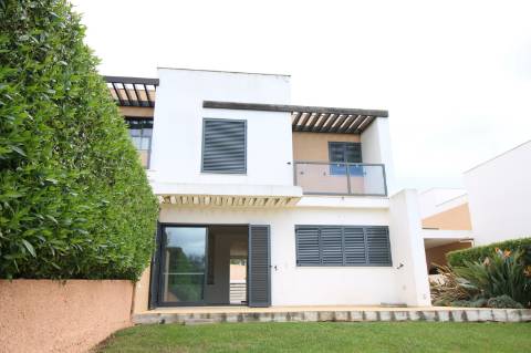 Moradia T3 a poucos minutos de Albufeira com deslumbrante vista mar!
