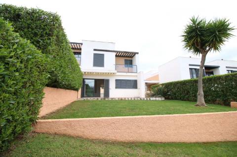 Moradia T3 a poucos minutos de Albufeira com deslumbrante vista mar!
