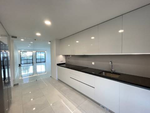 Apartamento T4 com garagem e piscina | Albufeira (F)