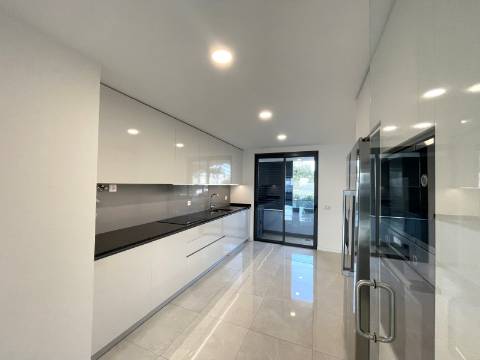 Apartamento T4 com garagem e piscina | Albufeira (F)