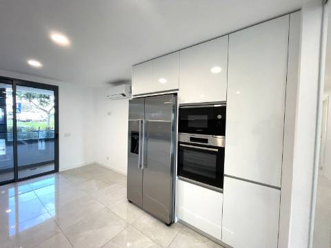 Apartamento T4 com garagem e piscina | Albufeira (F)