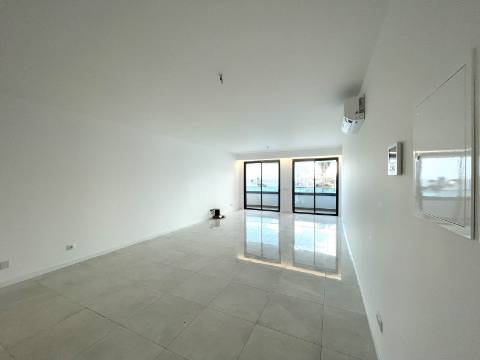 Apartamento T4 com garagem e piscina | Albufeira (F)