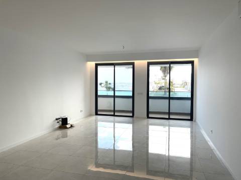 Apartamento T4 com garagem e piscina | Albufeira (F)