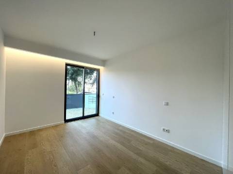 Apartamento T4 com garagem e piscina | Albufeira (F)
