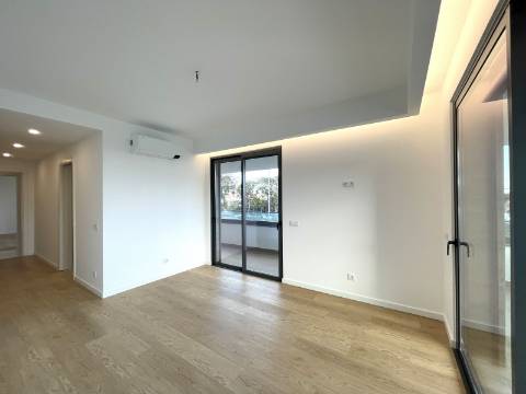 Apartamento T4 com garagem e piscina | Albufeira (F)