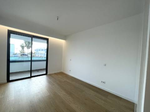 Apartamento T4 com garagem e piscina | Albufeira (F)