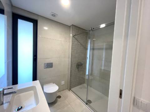 Apartamento T4 com garagem e piscina | Albufeira (F)