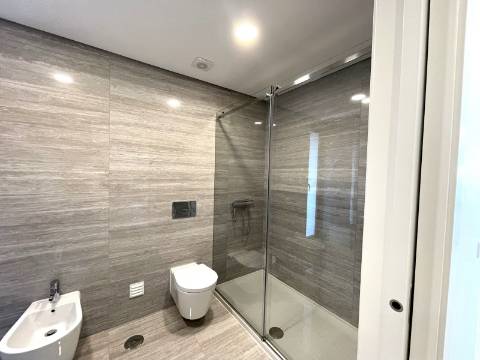 Apartamento T4 com garagem e piscina | Albufeira (F)