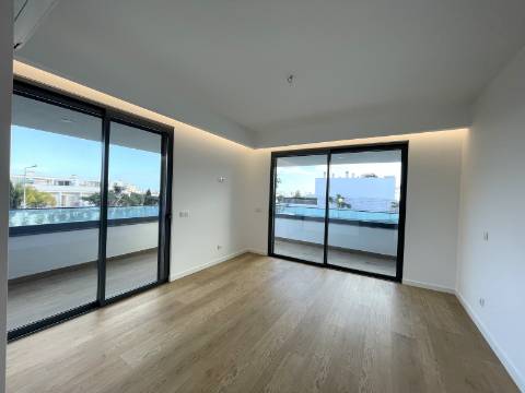 Apartamento T4 com garagem e piscina | Albufeira (F)