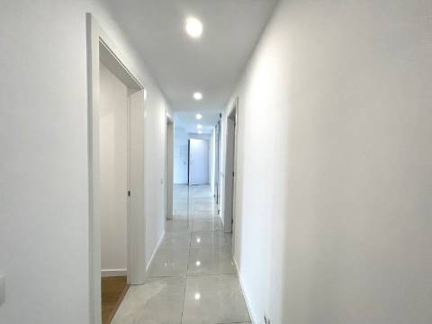 Apartamento T4 com garagem e piscina | Albufeira (F)