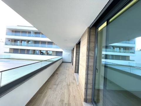 Apartamento T4 com garagem e piscina | Albufeira (F)