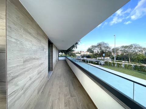 Apartamento T4 com garagem e piscina | Albufeira (F)