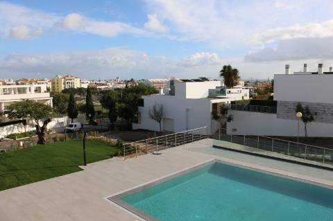 Apartamento T4 com garagem e piscina | Albufeira (F)