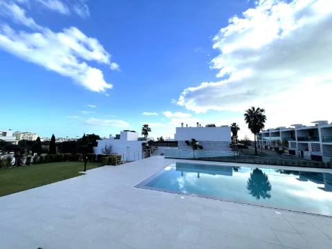 Apartamento T4 com garagem e piscina | Albufeira (F)