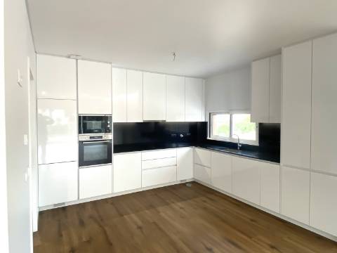 Apartamento T3 com piscina , garagem e elevador | vista mar| 200 m da Praia| Albufeira