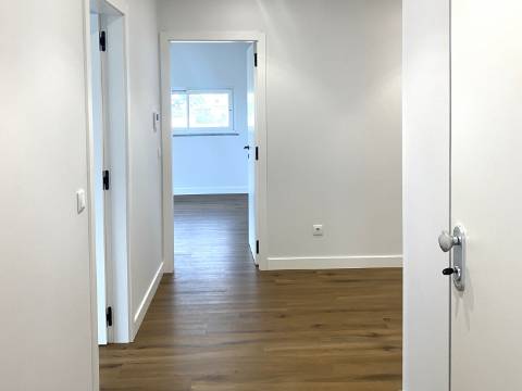 Apartamento T3 com piscina , garagem e elevador | vista mar| 200 m da Praia| Albufeira