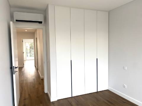 Apartamento T3 com piscina , garagem e elevador | vista mar| 200 m da Praia| Albufeira