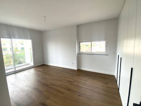 Apartamento T3 com piscina , garagem e elevador | vista mar| 200 m da Praia| Albufeira