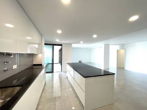 Apartamento T3 com garagem e piscina| Albufeira (C)