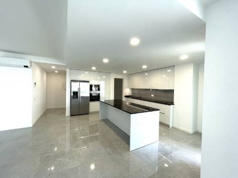 Apartamento T3 com garagem e piscina| Albufeira (C)