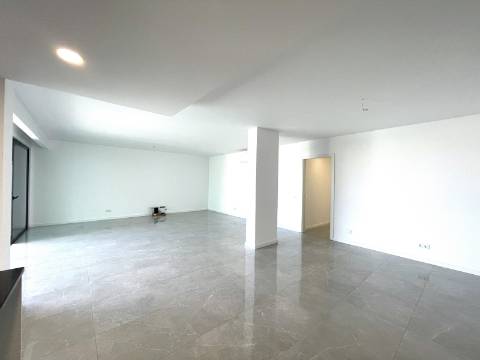 Apartamento T3 com garagem e piscina| Albufeira (C)