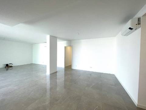 Apartamento T3 com garagem e piscina| Albufeira (C)