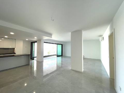 Apartamento T3 com garagem e piscina| Albufeira (C)