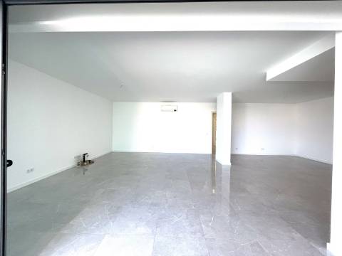 Apartamento T3 com garagem e piscina| Albufeira (C)