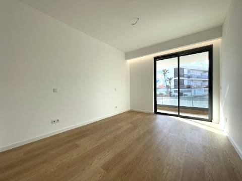 Apartamento T3 com garagem e piscina| Albufeira (C)