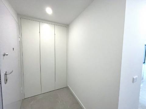 Apartamento T3 com garagem e piscina| Albufeira (C)