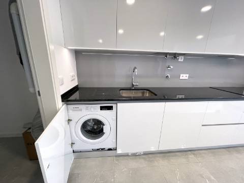 Apartamento T3 com garagem e piscina| Albufeira (C)