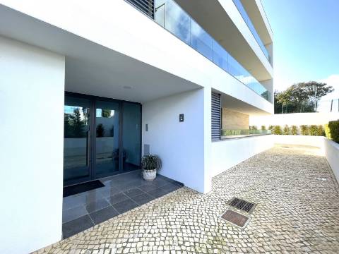 Apartamento T3 com garagem e piscina| Albufeira (C)