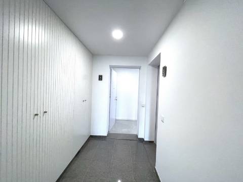 Apartamento T3 com garagem e piscina| Albufeira (C)