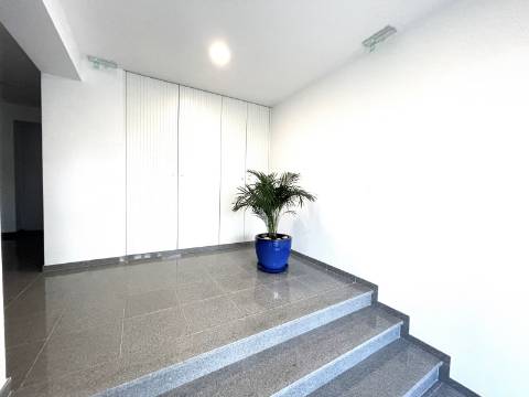 Apartamento T3 com garagem e piscina| Albufeira (C)