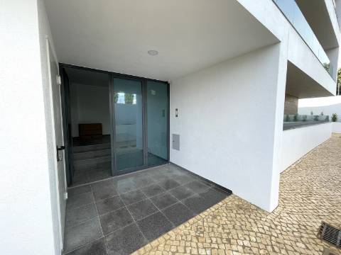Apartamento T3 com garagem e piscina| Albufeira (C)