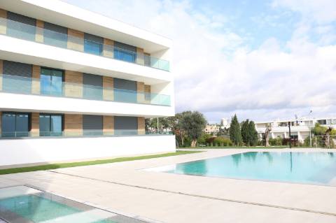 Apartamento T3 com garagem e piscina| Albufeira (C)