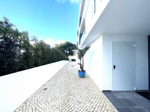 Apartamento T3 com garagem e piscina| Albufeira (C)