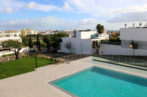 Apartamento T3 com garagem e piscina| Albufeira (C)