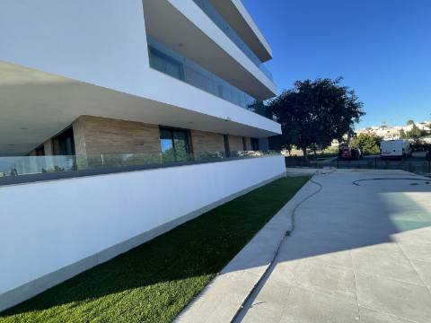 Apartamento T3 com garagem e piscina| Albufeira (C)