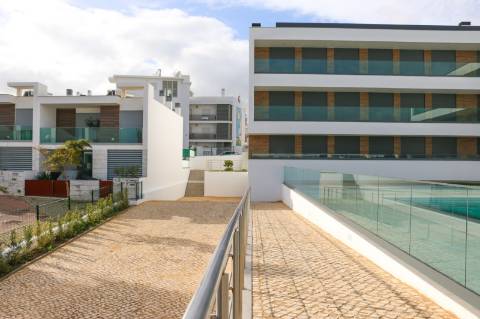 Apartamento T3 com garagem e piscina| Albufeira (C)