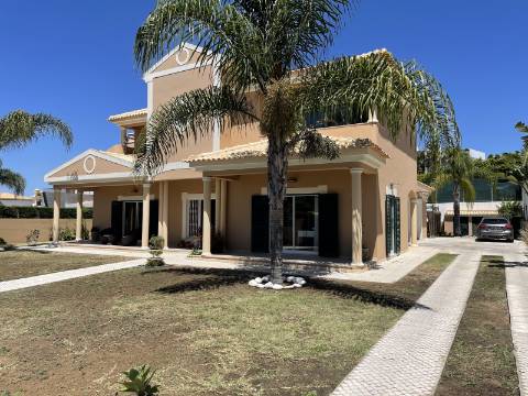 Moradia com 4 quartos, garagem e piscina | Albufeira