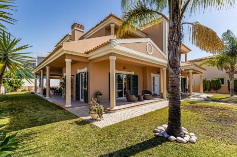 Moradia com 4 quartos, garagem e piscina | Albufeira