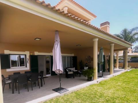 Moradia com 4 quartos, garagem e piscina | Albufeira