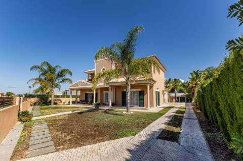 Moradia com 4 quartos, garagem e piscina | Albufeira