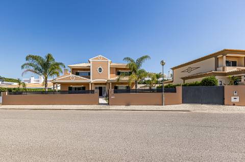 Moradia com 4 quartos, garagem e piscina | Albufeira